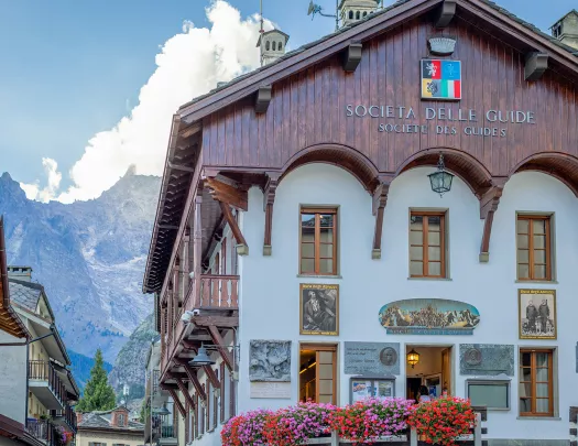 Storefront shot of "SOCIETA DELLE GUIDE".